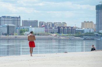 Благовещенцы спасаются от майской жары на пляже: фоторепортаж с Амура