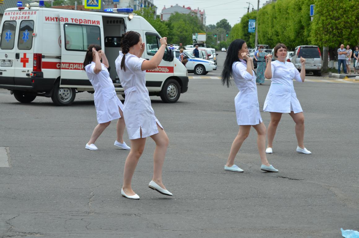 Телепрограмма белогорск амурская область. Танцующие медсестры. Медсестра танцует. Медицинский флешмоб. Фотосессия медиков на улице.