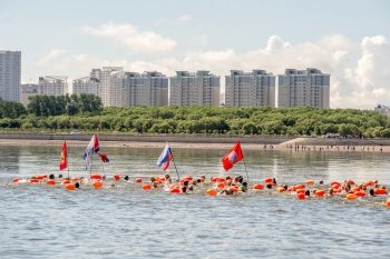 300 человек переплыли пограничный Амур в Благовещенске