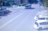 Во время тройной аварии в Благовещенске микроавтобус едва не сбил пешехода (видео)