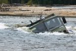 Водителя заглохшего в реке грузовика в Тындинском районе унесло течением
