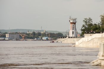 Большая вода остановила паромы: Амур второй раз за лето притормозил грузоперевозки в Хэйхэ