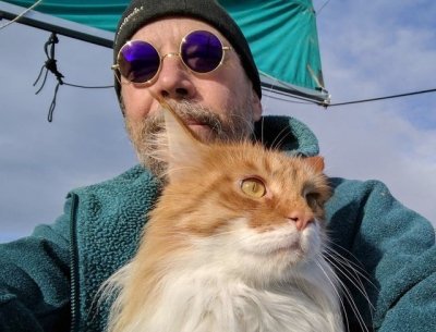 Утро с «Амурской правдой»: кот путешествует на лодке со своим глухим хозяином и фото дня