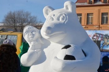 В Белогорске открыли снежный футбольный городок (фоторепортаж)