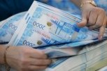 В Приамурье поступили новые банкноты 200 и 2000 рублей