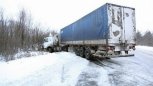 В Магдагачинском районе на трассе застрял 35-тонный грузовик