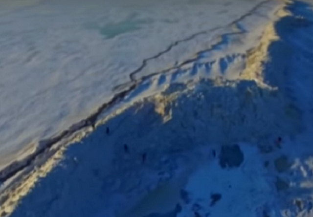 Ледяная стена образовалась на границе России и Китая / Китайский канал CCTV опубликовал видео, в котором можно увидеть, что между Китаем и Россией выросла большая ледяная стена. По заявлению синоптиков, это следствие редкого природного явления.