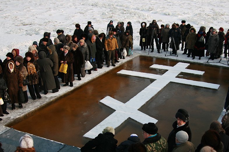 Почему святая вода не портится научное объяснение. Святая вода в церкви. Великая агиасма Крещенская вода. Благоговения на крещение. Святая вода Тобольск.