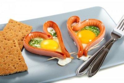 Кулинарный сюрприз ко Дню влюбленных: курица «Женева», жюльен в булочке, яичница в сосиске