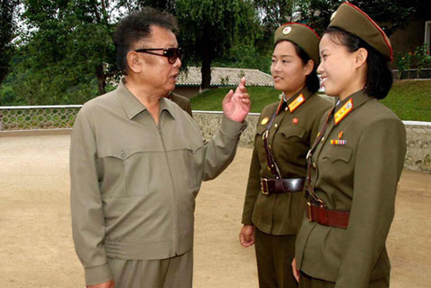 Исторические уроки Ким Чен Ира: сегодня корейскому лидеру исполнилось бы 77 лет / Его называют идеологом национальной самостоятельности, политиком, который стремился возродить «сильную Корею». Человеком довольно замкнутым в официальной обстановке, но   открытым и душевным в обычной жизни. Начиная с 70-х  прошлого века,  ему  было посвящено  более 73 тысяч книг. 16 февраля Ким Чен Иру, возглавлявшему КНДР  в течение 17 лет, исполнилось бы 77 лет.