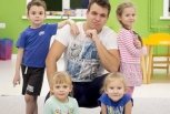 Няня Рома: амурский студент работает помощником воспитателя и мечтает о двойняшках
