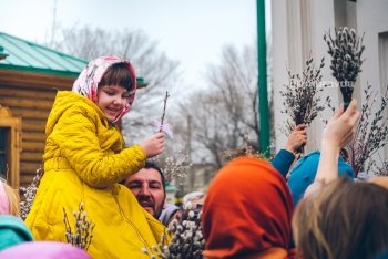 В Приамурье освящают вербу: фоторепортаж из Благовещенского кафедрального собора