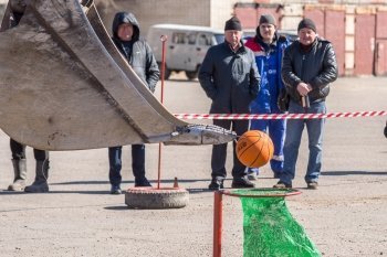 В Благовещенске коммунальщики играли на экскаваторах в баскетбол и открывали бутылки (видео)