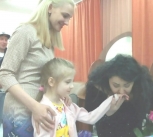 Лолита поцеловала руку юной поклоннице из Благовещенска