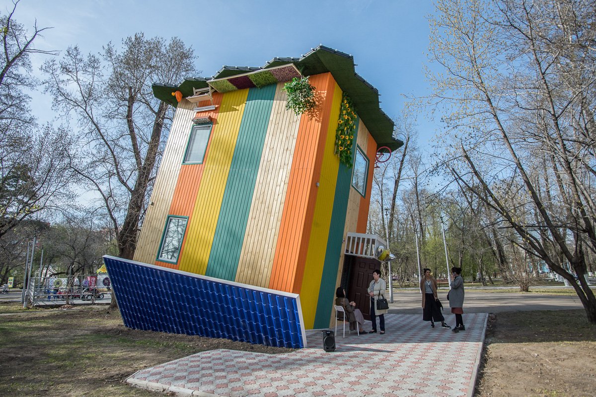 В Благовещенске открылся «Перевернутый дом» — Амурская правда, новости  Благовещенска и Амурской области