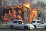 Пожарные потушили барак в центре  Благовещенска за пять часов