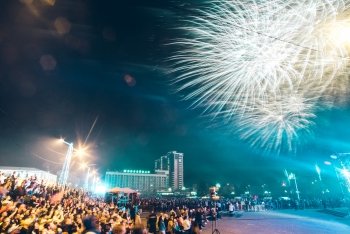 Тысячи залпов победного салюта прогремели над Благовещенском. Фоторепортаж