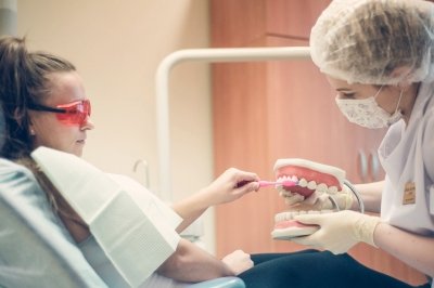 «Носите с собой зубную щетку и яблоко»: как правильно ухаживать за полостью рта