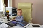 Маленький чиновник: в День защиты детей амурский министр уступил свое кресло ребенку