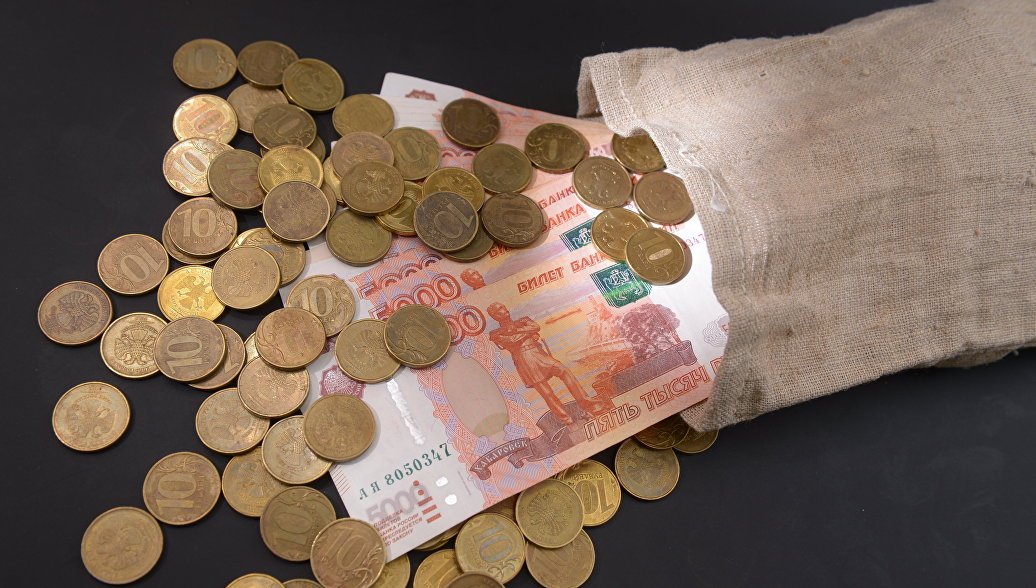 Поделки из российских денег. Фото фиктивное укрепление рубля олигархами. Зарплаты нищета
