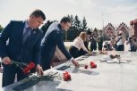 Благовещенцы зажгли свечи и возложили цветы к памятнику воинам-амурцам