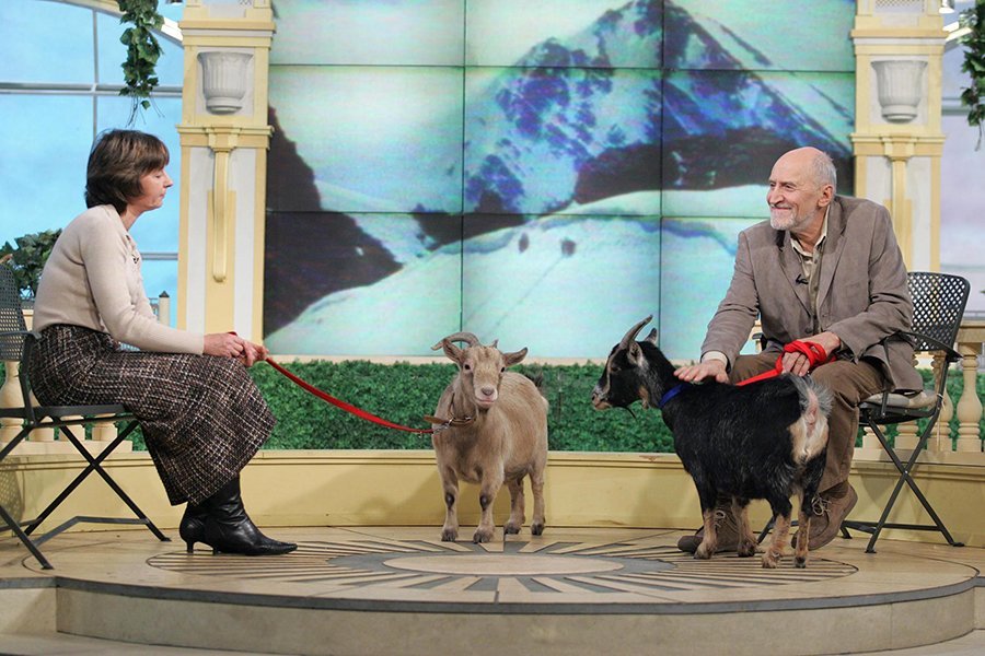 Ведущий передачи «В мире животных» Николай Николаевич Дроздов и его гости.