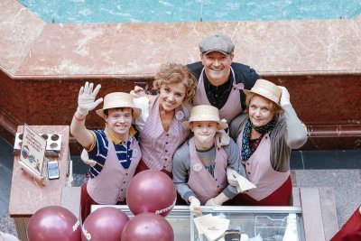 Ксения Алферова и Егор Бероев устроили День мороженого в ГУМе