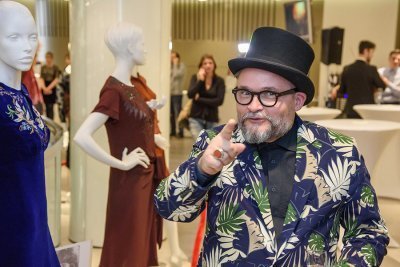 Историк и ведущий «Модного приговора»  Александр Васильев показал век моды для путешествий