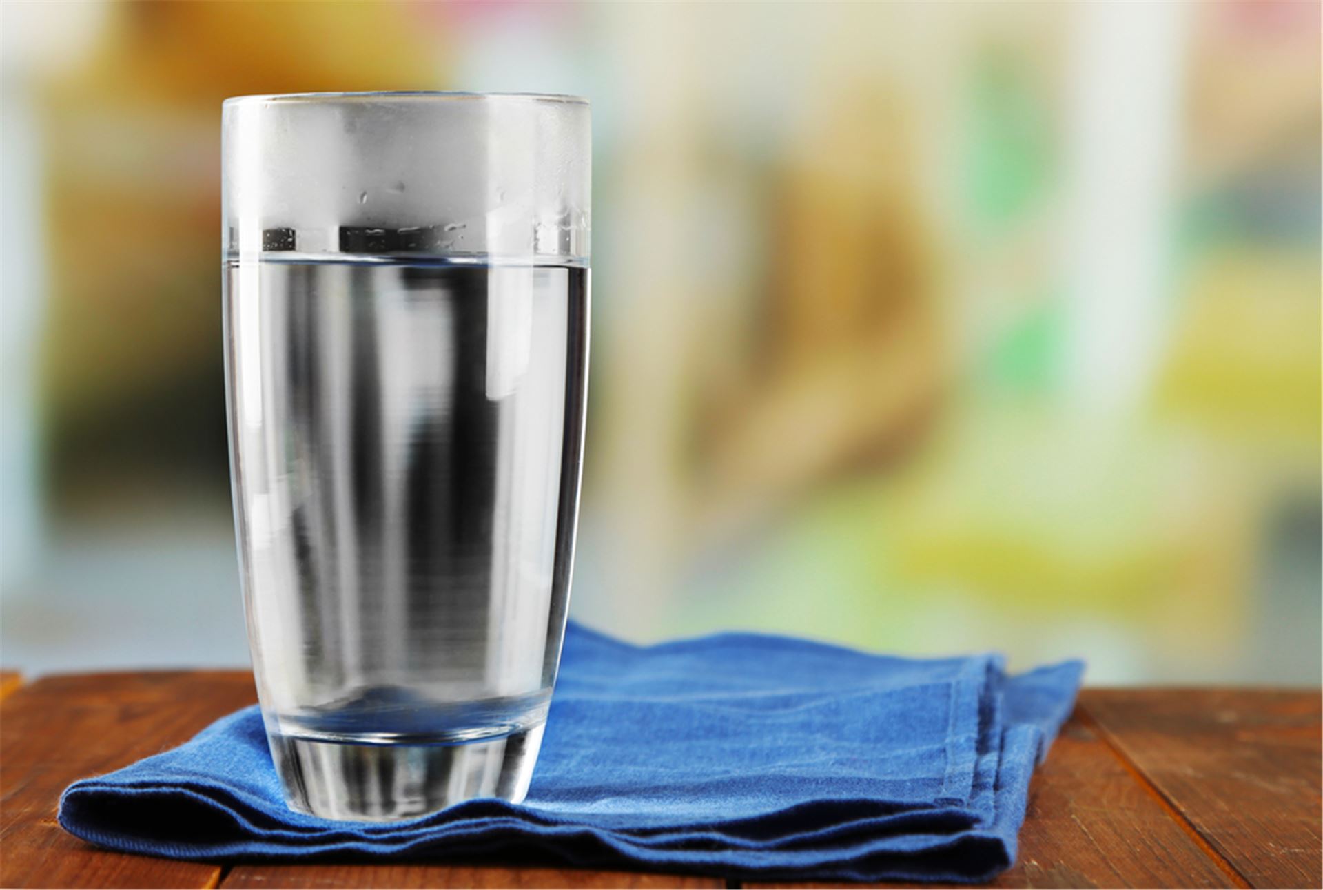 1 8 стакана воды. Стакан воды. Стаканчик с водой. Стакан воды на столе. Красивые стаканы для воды.