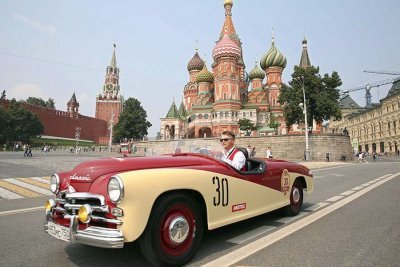 Машины времени: в Москве прошел юбилейный заезд автомобилей советских времен