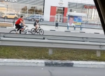 В Благовещенске велосипедист с ребенком выехал на встречную полосу оживленного шоссе