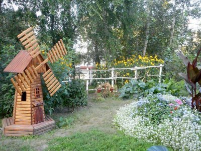 Фотофакты с «Амурской правдой»: копилка для жертв наводнения и уютный школьный двор в Благовещенске
