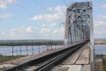 Возле Свободного строители собирают последний пролет железнодорожного моста через Зею