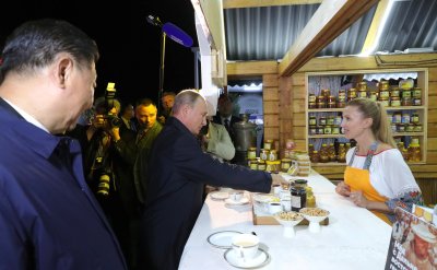 «Отдашь юанями»: Владимир Путин подарил председателю КНР амурский мёд