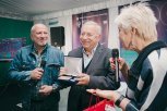 Польскому актеру Ежи Штуру в Благовещенске подарили золотой слиток с амурским тигром