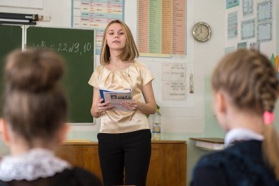 Губернатор и спикер Заксобрания поздравили амурских учителей с профессиональным праздником