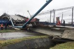 Мост в Свободном рухнул вместе с большегрузом на железнодорожный состав: пострадал водитель