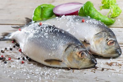 «Кто на солененькое?»: как вкусно и просто засолить сельдь в домашних условиях