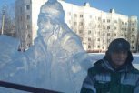На главной площади Тынды устанавливают новогоднюю елку