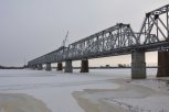 Строители собрали последний пролет нового железнодорожного моста через Зею