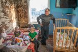 «Всех подниму!»: папа-одиночка воспитывает шестерых детей после смерти жены