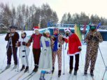 Тындинские лыжники бегали наперегонки в костюмах Пирата и Снеговика