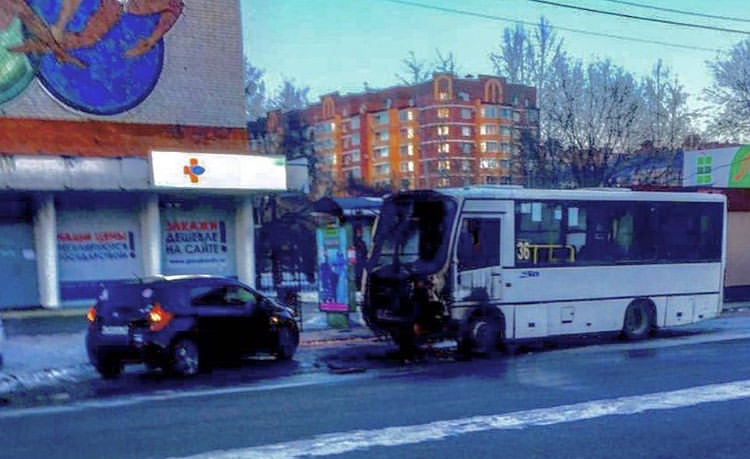 Пассажирский автобус загорелся на остановке Благовещенска / Первое января пожарные областного центра выехали на необычный вызов — на остановке по улице Красноармейской загорелся пассажирский автобус.