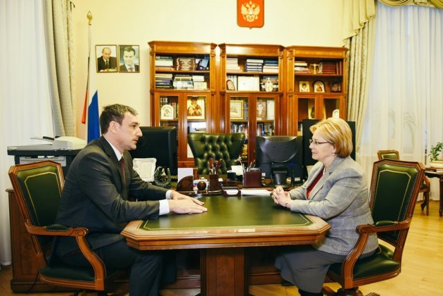 Новый роддом и лечение зараженных гепатитом С детей: губернатор встретился с главой Минздрава / Строительство нового роддома в Благовещенске начнется в следующем году. Объект, рассчитанный на 150 мест, включен в федеральную программу «Развитие здравоохранения». Об этом шла речь в Москве на встрече губернатора Амурской области Василия Орлова с министром здравоохранения России Вероникой Скворцовой. Стоимость важного для областного центра объекта здравоохранения — порядка 2,3 миллиарда рублей.