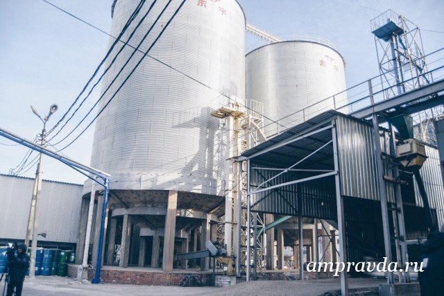 Фото: Архив АП Амурское предприятие впервые в России наладило поставки соевого шрота в Японию / Амурская область впервые в своей истории и первой в России начала поставки соевого шрота в Японию. Первую пробную партию в 102 тонны в Страну восходящего солнца отправила компания «Соя АНК». Импортер получил и проверил продукцию на качество, экспертиза подтвердила: продукт соответствует высоким стандартам и не содержит ГМО.