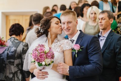 Пневмония, дети и расставание: известные благовещенцы рассказали о первой любви