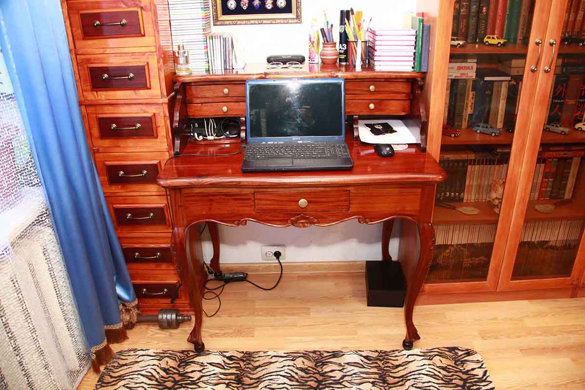 Письменный стол после реставрации стал эксклюзивной и функциональной вещью. Фото М. Белоцерковского.