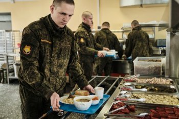 Чахохбили для курсанта: АП выяснила, чем кормят будущих защитников Родины