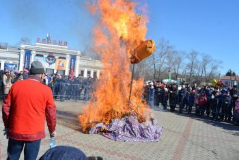 Пять тысяч белогорцев проводили зиму на масленичных гуляниях. Фоторепортаж