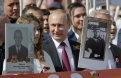 Владимир Путин с портретом своего отца-фронтовика. © Михаил Метцель/ТАСС